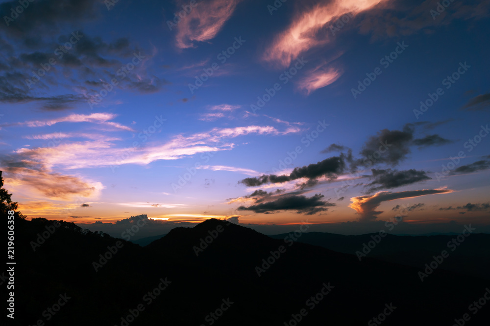 夜晚的天空充满戏剧性，自然背景的美丽色彩