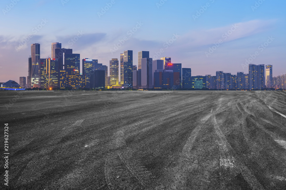 城市道路沥青路面与杭州建筑景观天际线