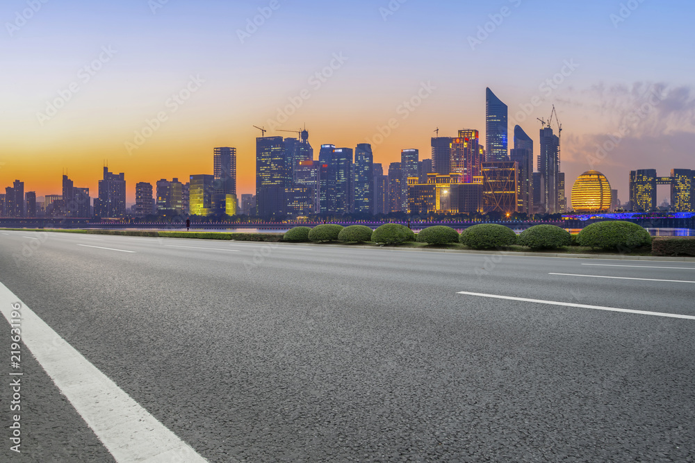 城市道路沥青路面与杭州建筑景观天际线