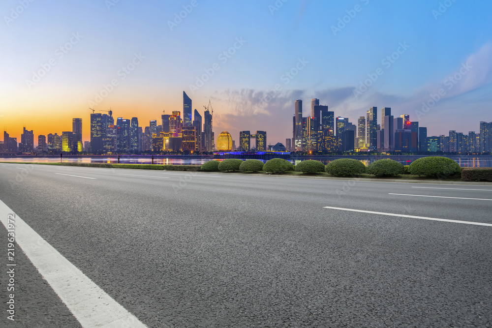 城市道路沥青路面与杭州建筑景观天际线