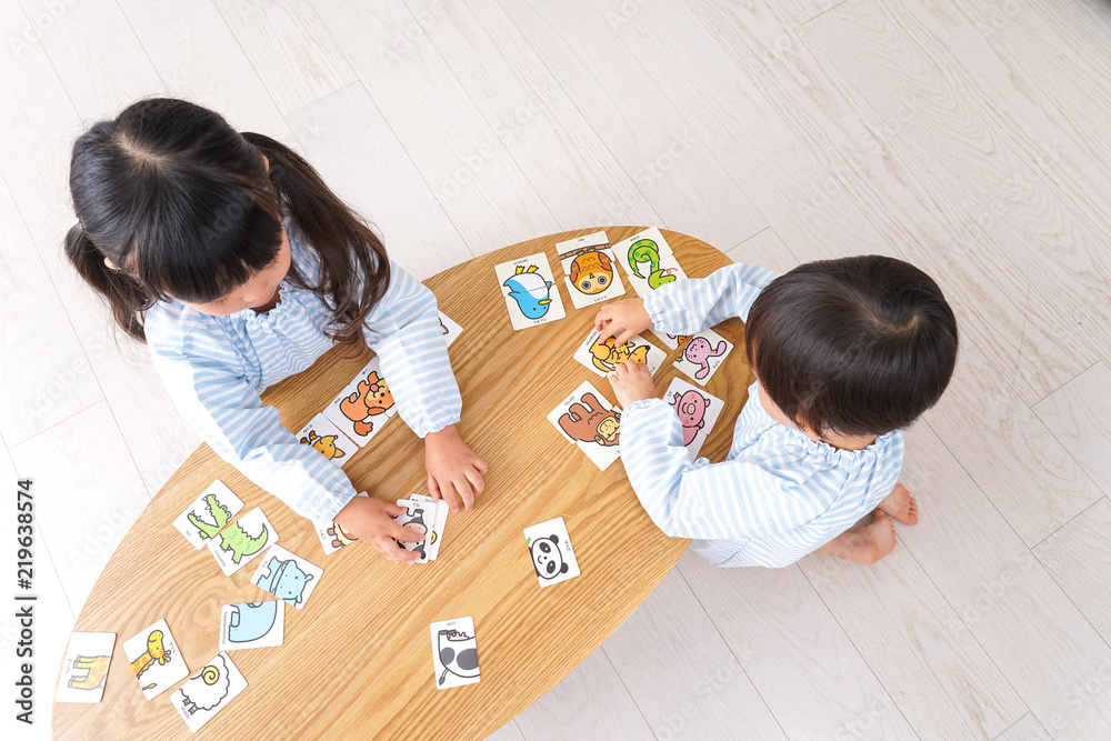 保育園で遊ぶ子ども