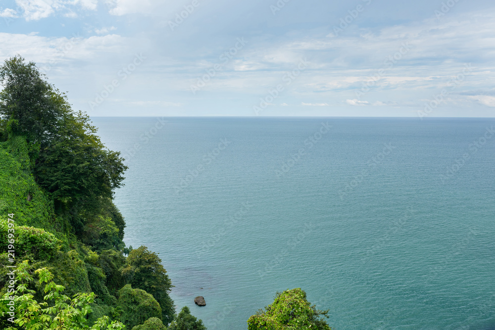 从山上俯瞰美丽的海岸。海景