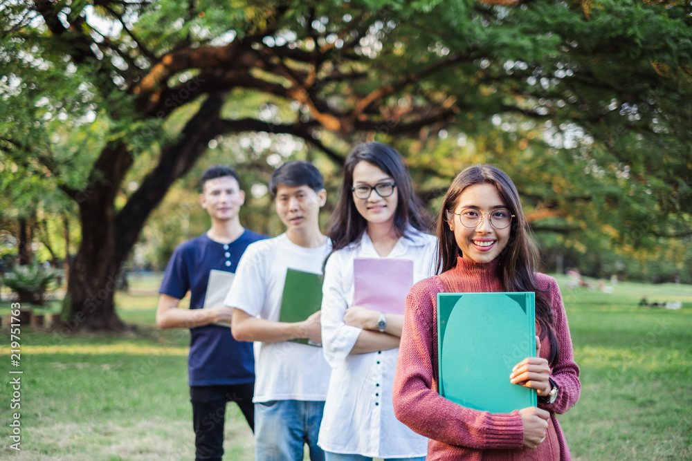 亚洲青少年学生站在公园里学习和教育理念画像