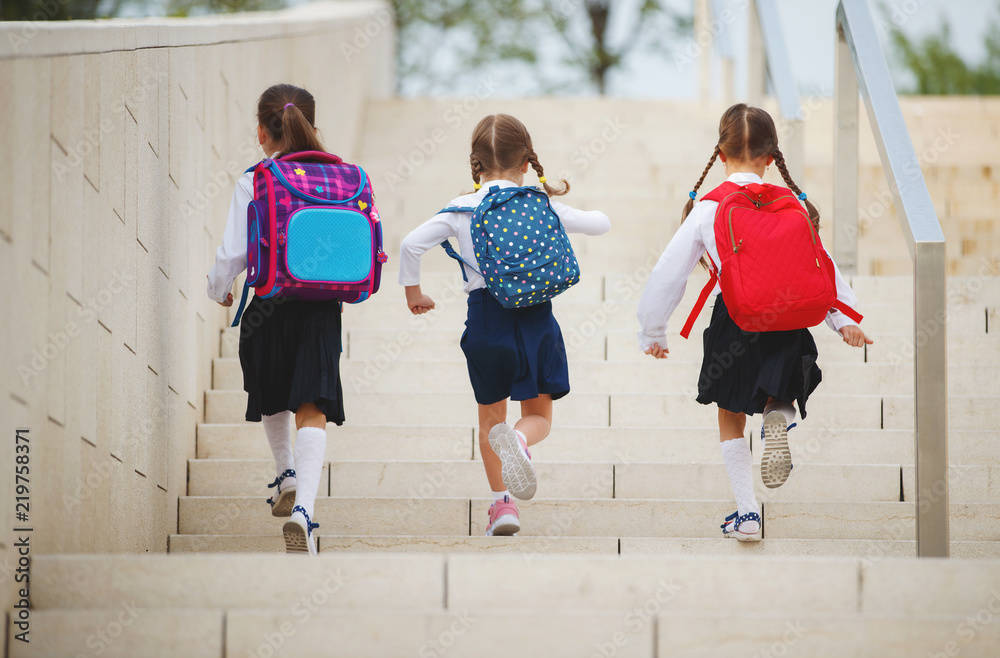 快乐的孩子女朋友女学生小学