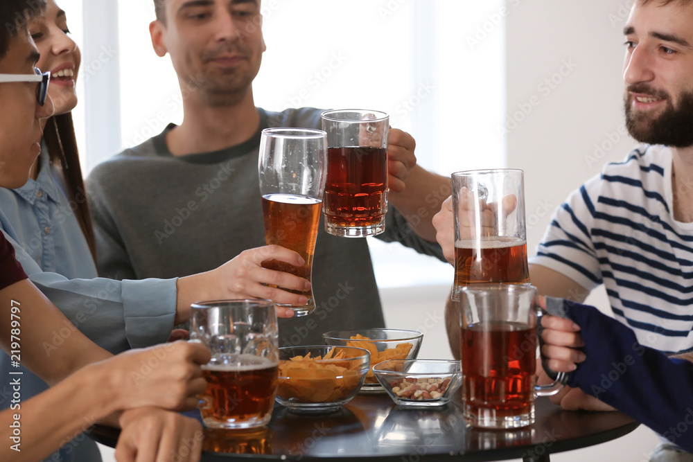 一群朋友在酒吧里用啤酒碰杯