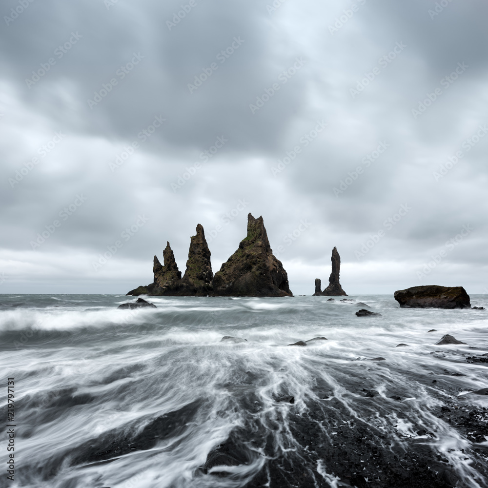 黑色海滩上的玄武岩岩层Troll toes。Reynisdrangar，Vik，Iceland