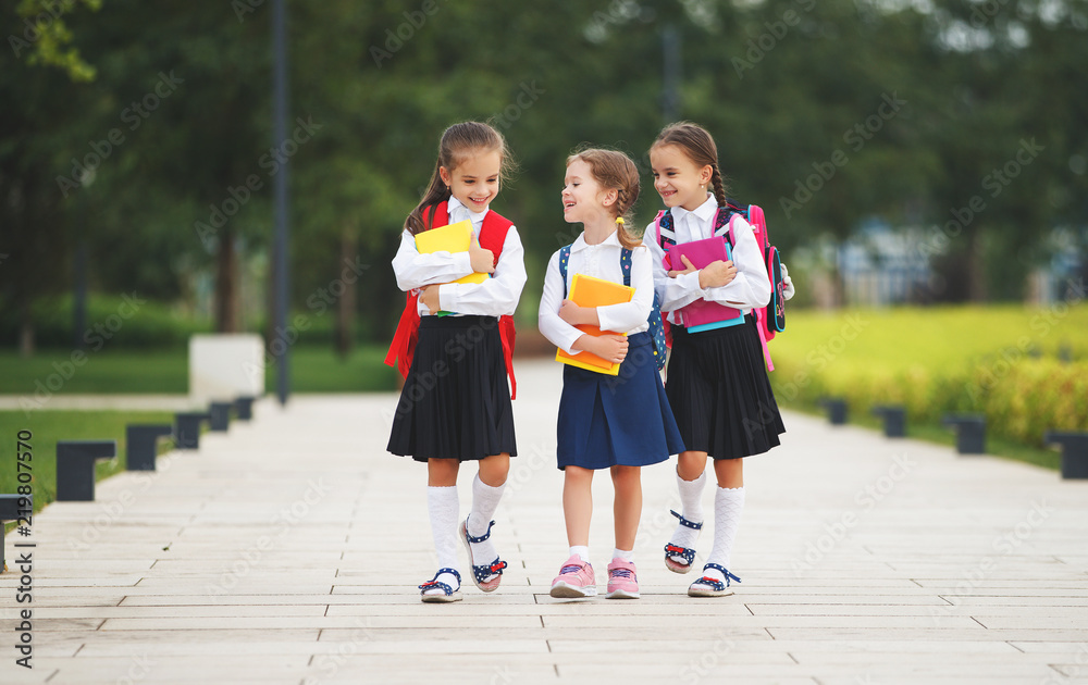 快乐的孩子女朋友女学生小学