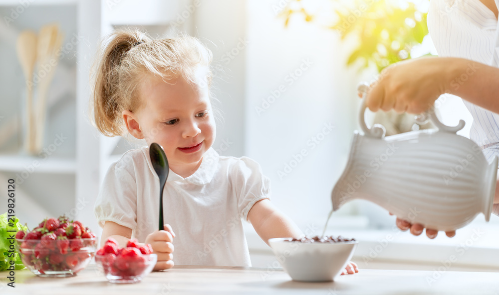 幸福的一家人吃早餐。