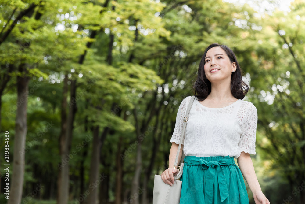 迷人的亚洲女人在公园放松