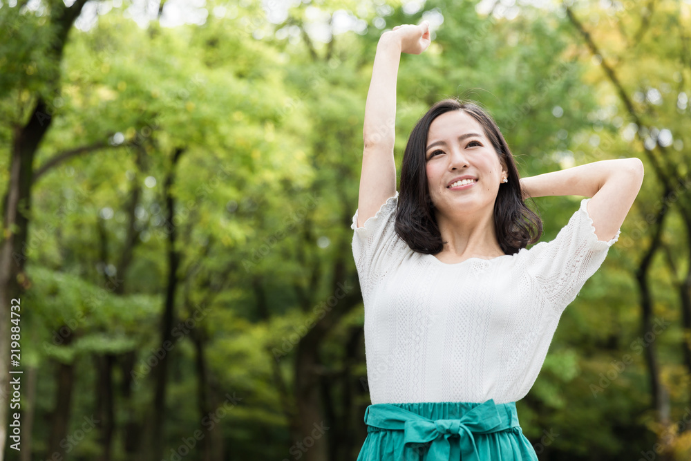 迷人的亚洲女人在公园放松