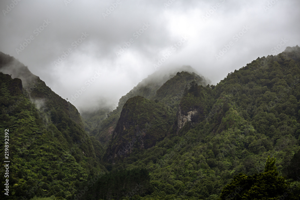 新西兰山区阴天