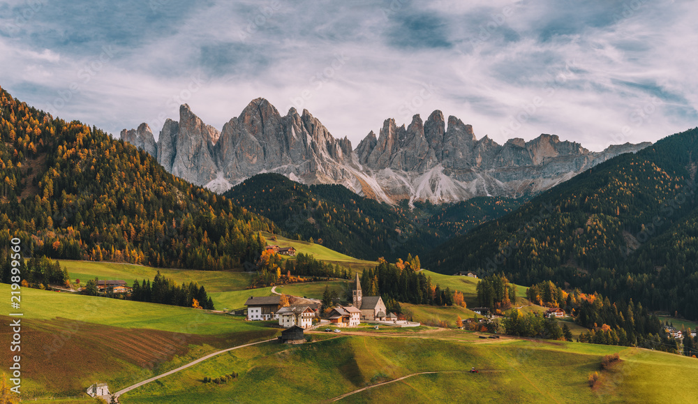 Santa Maddalena（圣马格达莱纳）村庄，背景是神奇的白云石山脉，Val di Funes