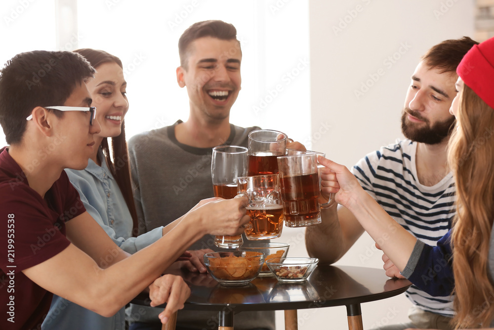 一群朋友在酒吧里用啤酒碰杯