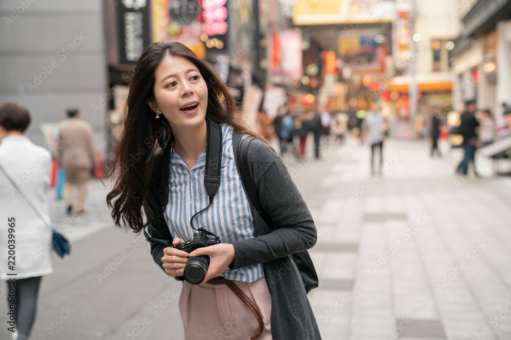 旅行女性开心地拿着相机。