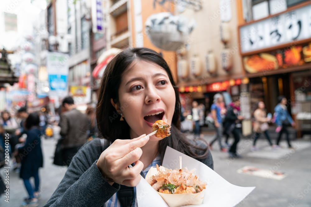 亚洲游客愉快地吃着高汤。一种日本美食