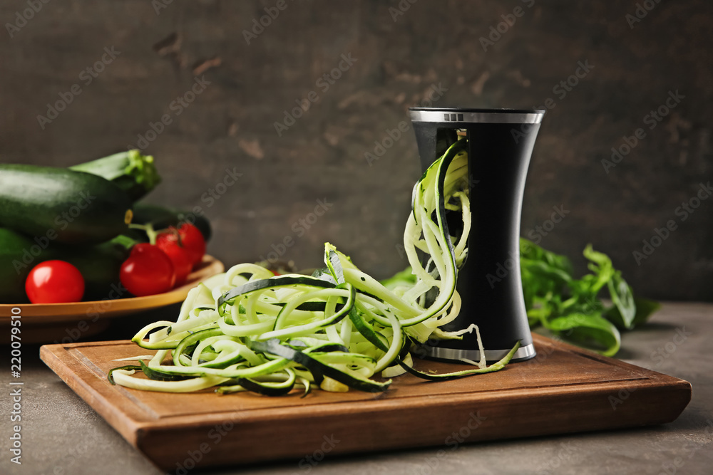 厨房餐桌上的西葫芦面Spiralizer