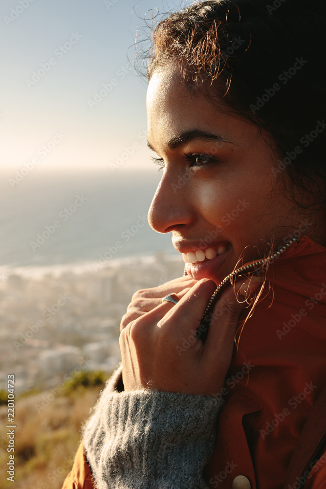 放松的非洲女人看着风景