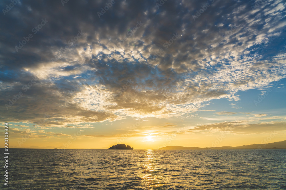 海滩日落海天云黄昏时间