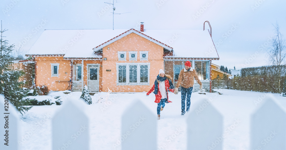 年轻漂亮的夫妇跑出家门，跑进覆盖着新鲜雪的院子里，他们把H打散了