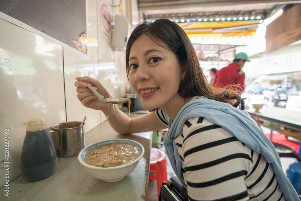 亚洲游客吃变性食品。