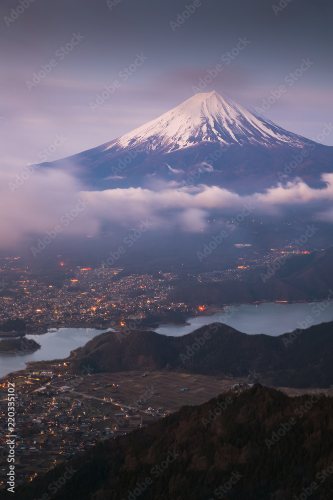 从新都道视角看清晨的富士山和河口湖。