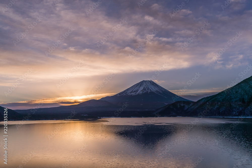 冬季清晨的本须湖和富士山。本须湖是日本最西部的