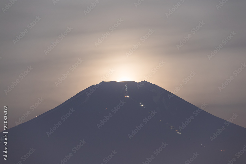 夏日夜晚，月亮落在富士山顶