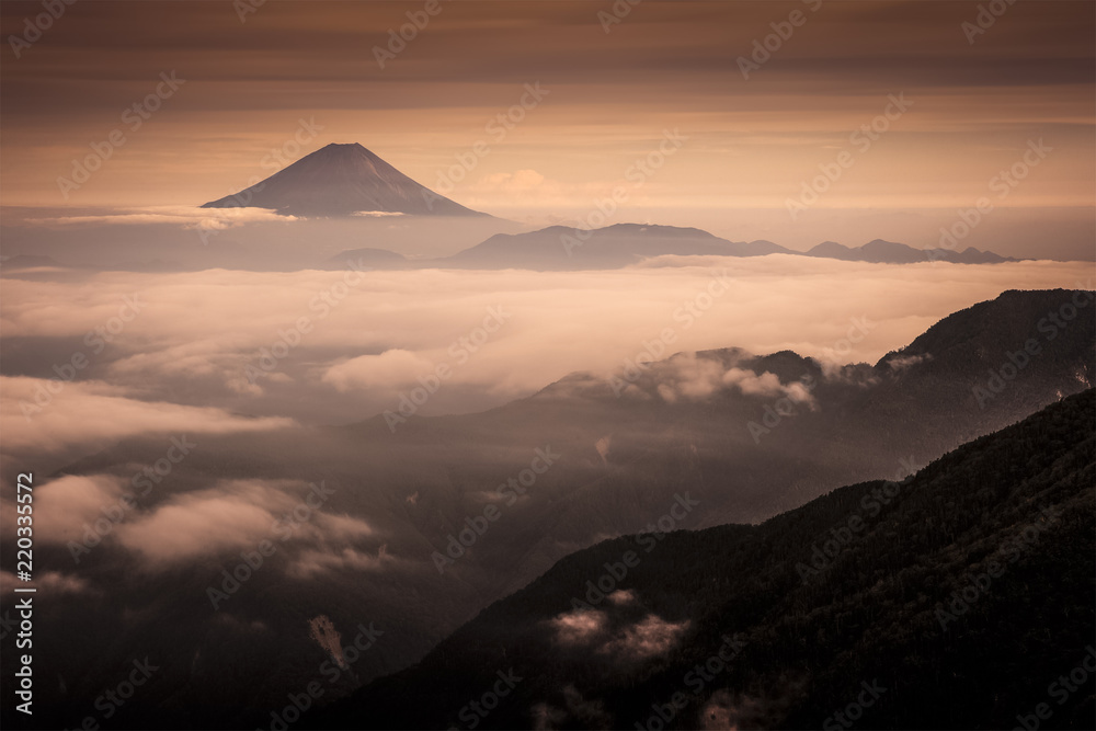 夏日的富士山，清晨的薄雾之海