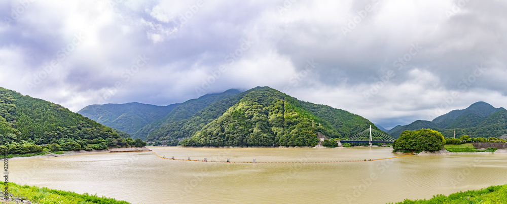 沢山の水を貯えた丹沢湖