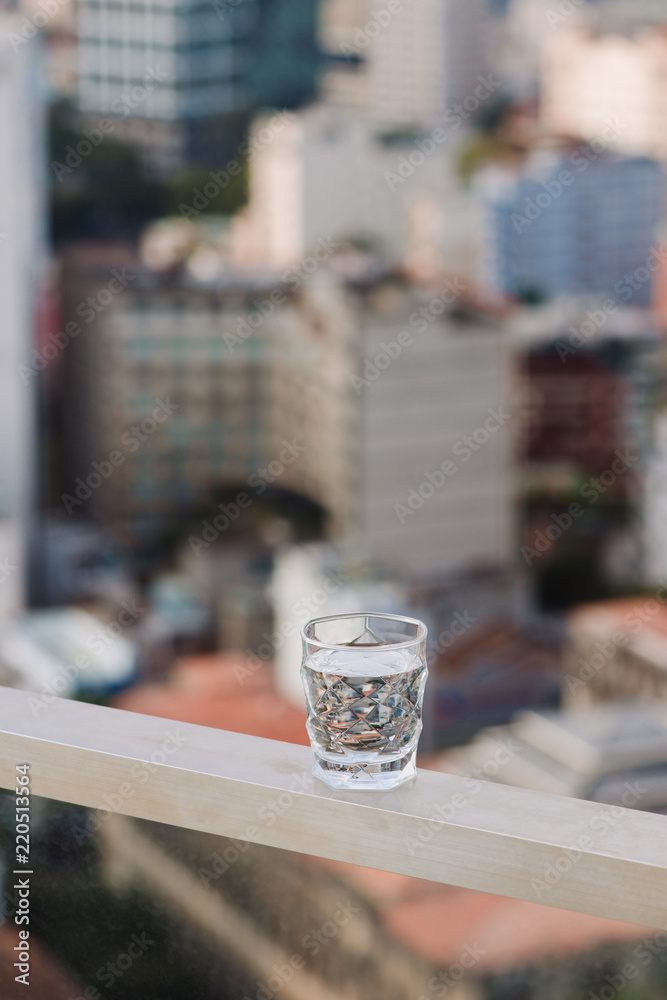 桌上自然背景的特写玻璃杯