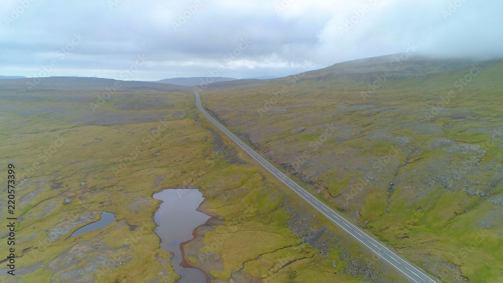 空中交通：笔直的道路穿过法罗群岛大陆崎岖的地形。