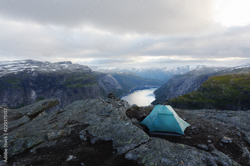 Trolltunga岩石附近的一个帐篷——挪威最壮观、最著名的悬崖