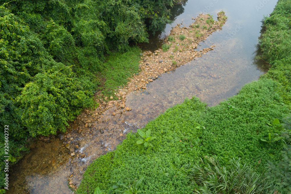 热带雨林山区小河鸟瞰图