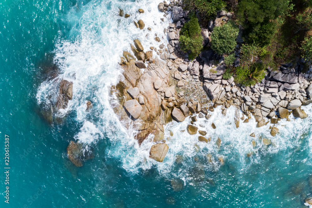 无人机拍摄泰国普吉岛热带海景，海浪拍打岩石