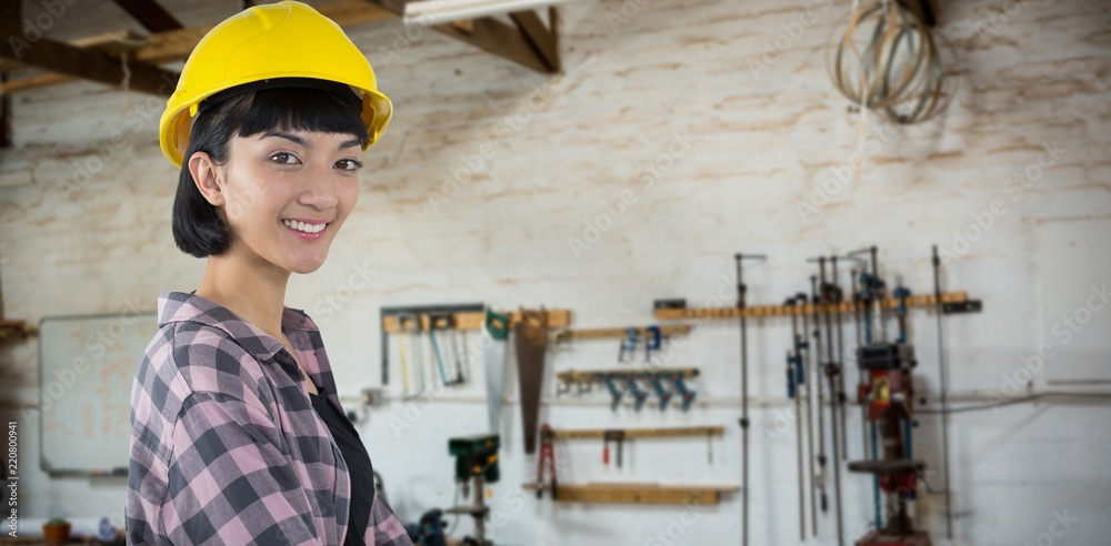 戴着安全帽的女建筑师站在对面的合成图像