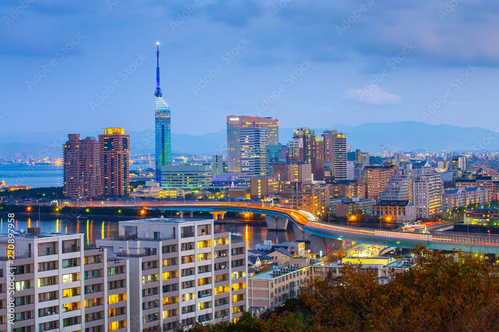 日本福冈城市景观天际线的黄昏天空