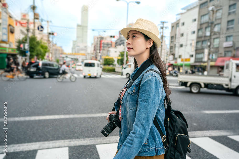 过马路向上看的女人