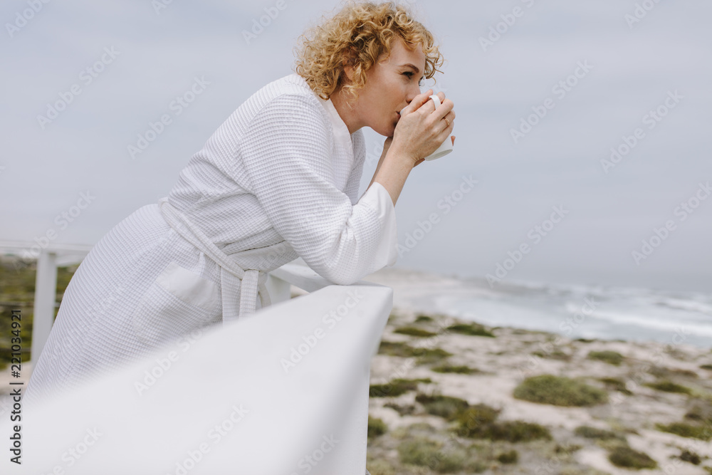 站在阳台上看海的女人