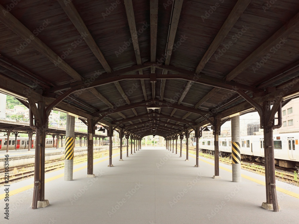 田舎の駅のプラットホーム