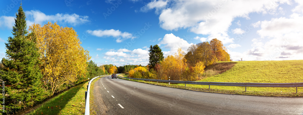 秋天高速公路上的美丽风景。阳光明媚的秋天道路