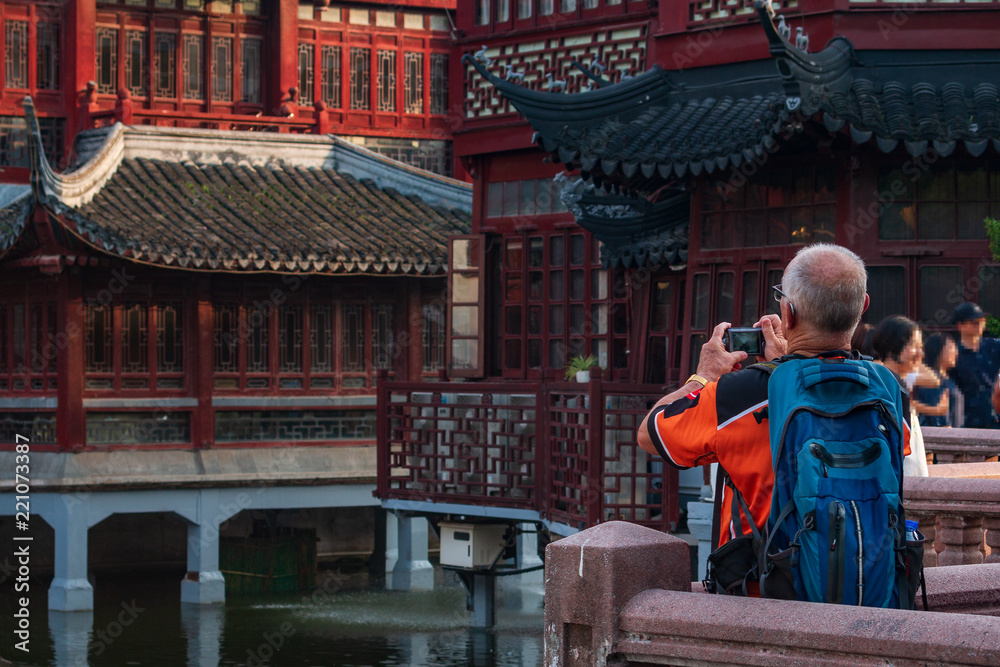 游客在老上海豫园著名旅游景点合影