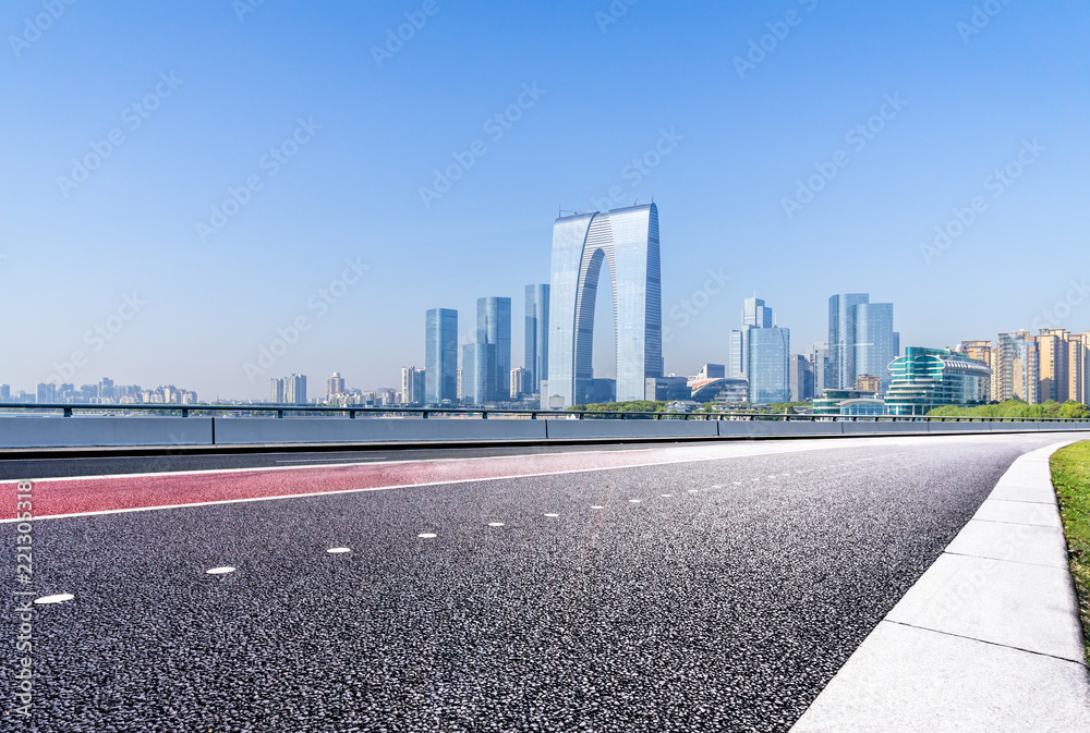 城市天际线的空柏油路