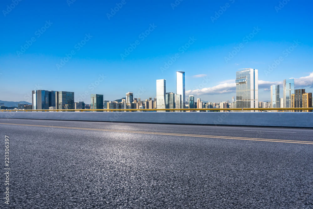 城市天际线的空柏油路