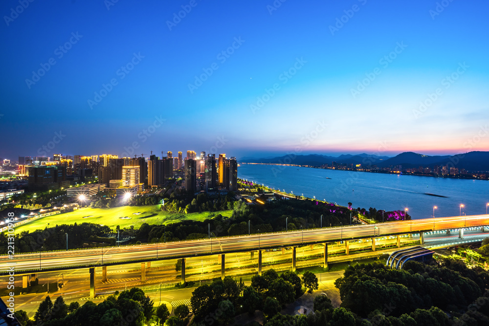 中国杭州城市天际线繁忙的交通道路