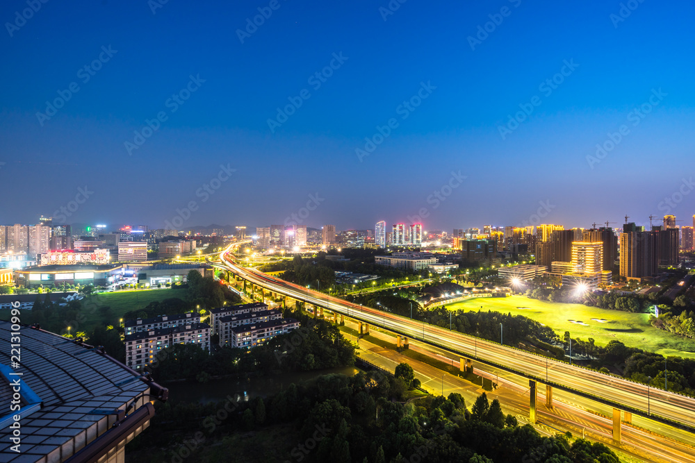 中国杭州城市天际线繁忙的交通道路