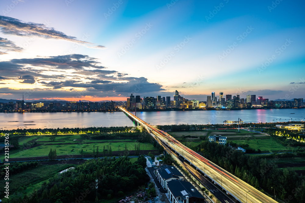 中国杭州城市天际线繁忙的交通道路