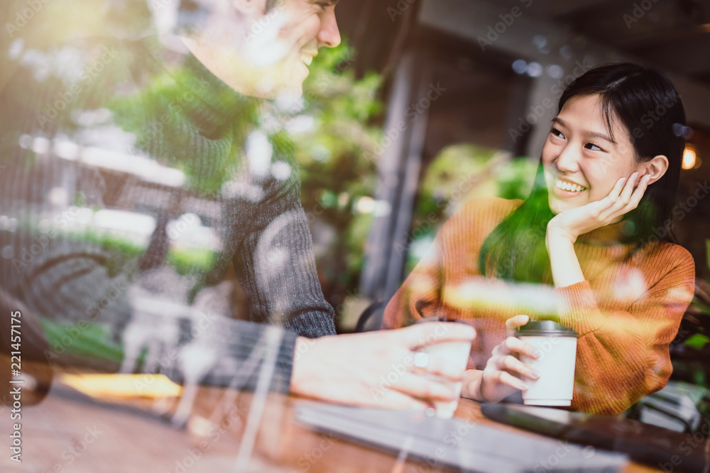 混合亚洲女性高加索男性人们在Coffee S聚会友谊和幸福