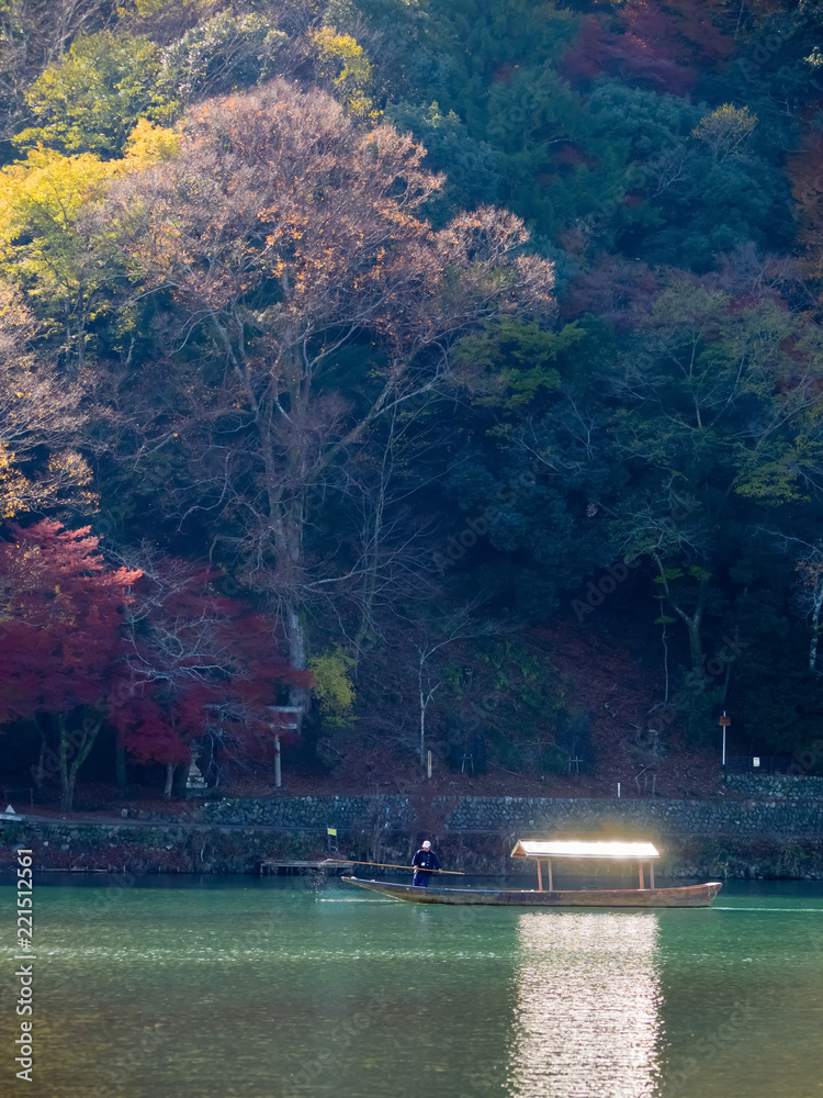 晩秋の嵐山、桂川に浮かぶ屋形船