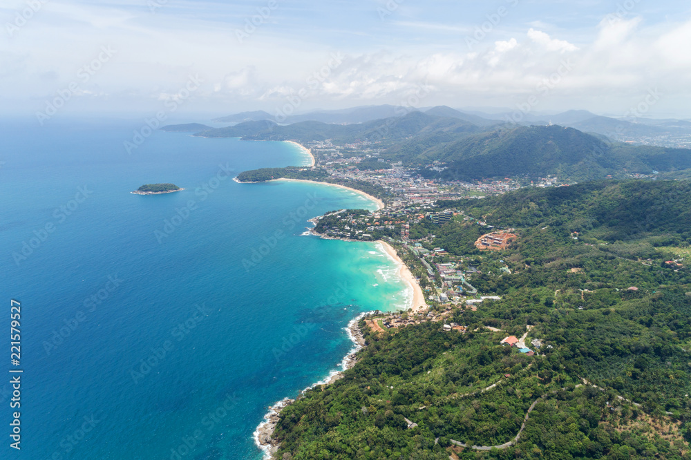 Phu Karon海滩风景区Kata的3个海湾风景点的鸟瞰无人机拍摄