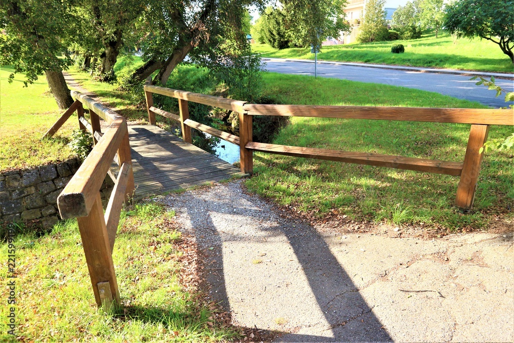 Park - Weiher - Bäume - Brücke